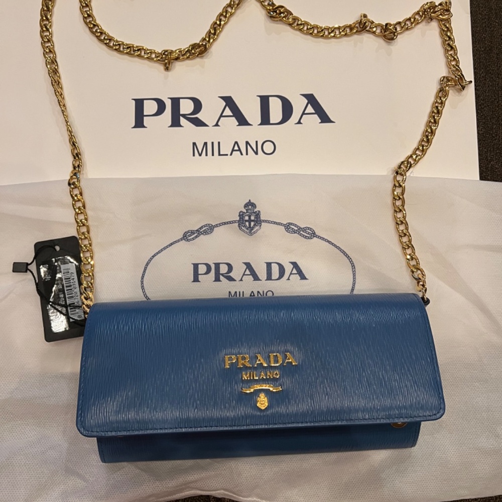 Prada - Picture 3 of 6